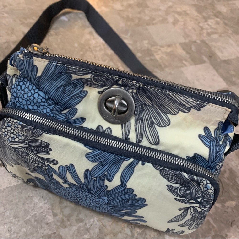 Baggallini Floral Crossbody Bag Turn Lock Purse Anywhere Everywhere Blue Cream! - Picture 9 of 16